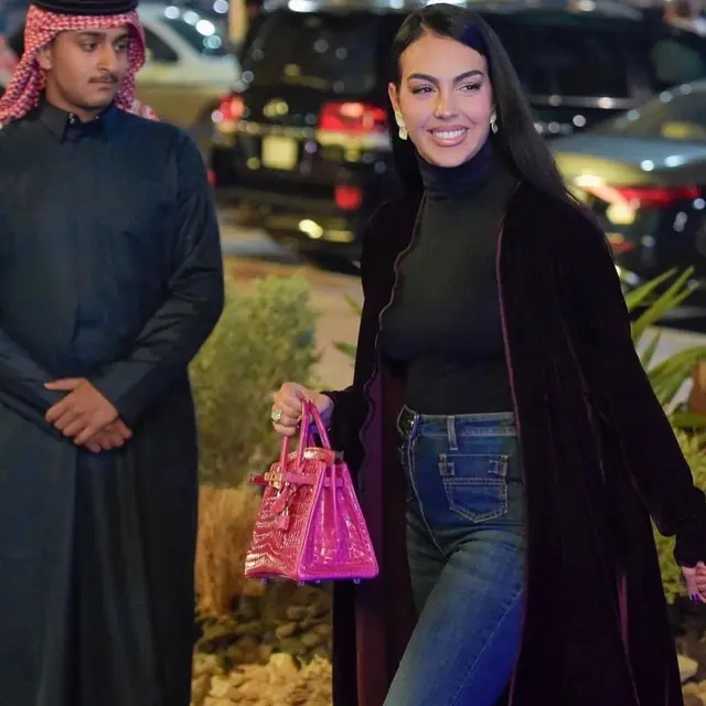 6 Potret Gaya Georgina Rodriguez Dampingi Cristiano Ronaldo Penyambutan di Al-Nassr, Tampil Anggun dalam Busana Tertutup