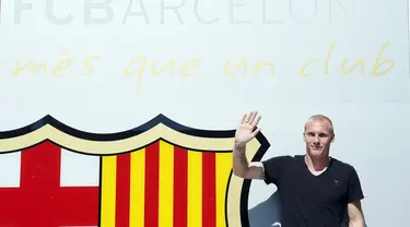 Rabu (23/7/14), bek asal Prancis, Jeremy Mathieu resmi berseragam Barcelona musim depan. (REUTERS/Albert Gea) 