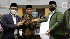 Menteri Agama Yaqut Cholil Qoumas (kanan) menerima dokumen Penetapan Biaya Penyelenggaraan Ibadah Haji Tahun 1443 H/2022 dari Ketua Komisi VIII DPR Yandri Susanto dalam rapat kerja dengan Komisi VIII DPR di Kompleks Parlemen, Senayan, Jakarta, Rabu (13/4/2022). (Liputan6.com/Angga Yuniar)