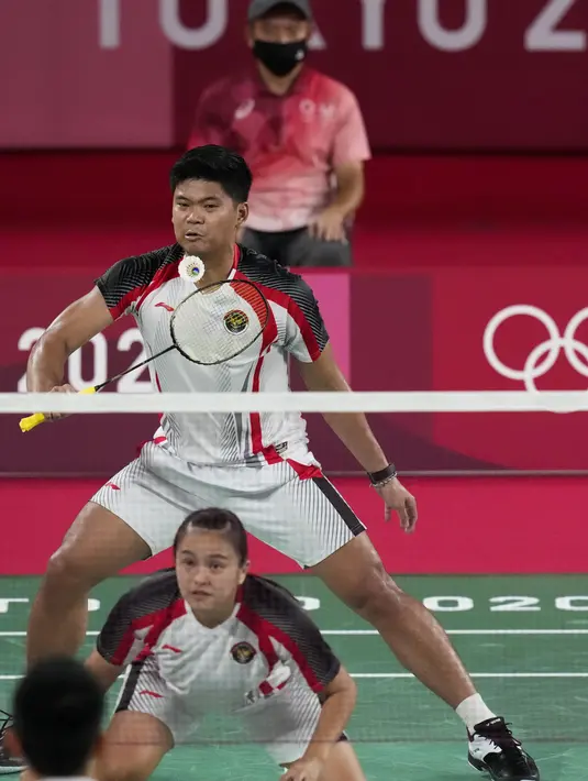 Pebulu tangkis Indonesia Praveen Jordan (atas) dan Melati Daeva Oktavianti saat melawan pebulu tangkis China Zheng Si Wei dan Huang Ya Qiong pada pertandingan perempat final ganda campuran Olimpiade 2020 di Tokyo, Jepang, Rabu (28/7/2021). Praveen / Melati kalah. (AP Photo/Markus Schreiber)