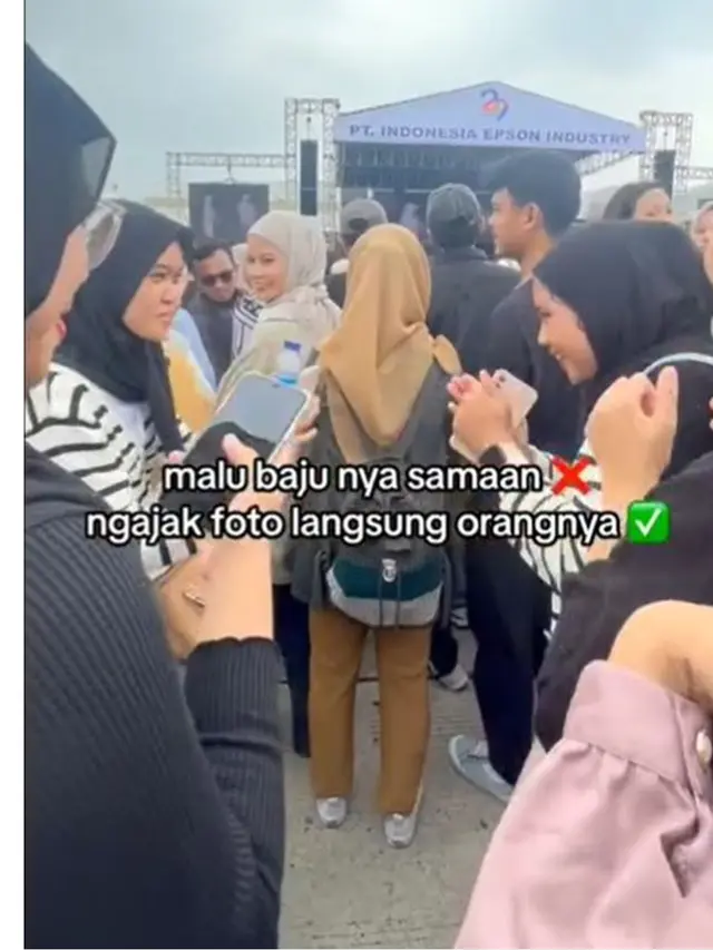 Momen Cewek Ajak Foto Orang Pakai Baju Sama, Ternyata Case HP Juga Mirip