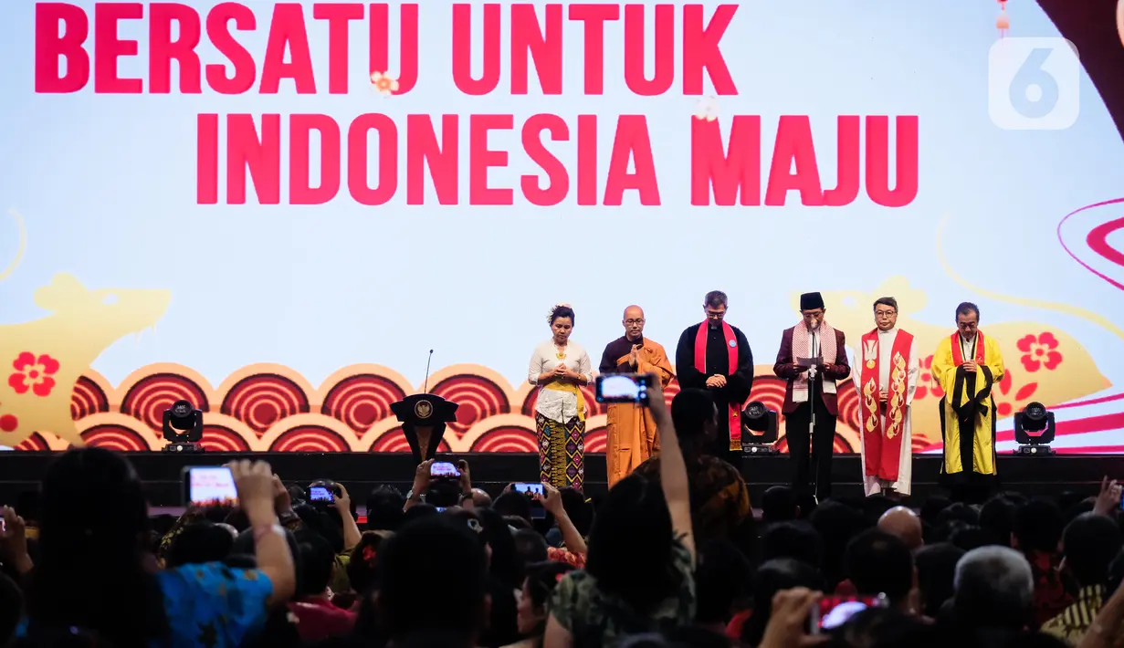 Enam pemuka agama memimpin doa bersama saat menghadiri Perayaan Imlek Nasional 2020 di ICE BSD Tangerang Selatan, Kamis (30/1/2020). Perayaan Imlek Nasional 2020 mengangkat tema "Bersatu untuk Indonesia Maju". (Liputan6.com/Faizal Fanani)