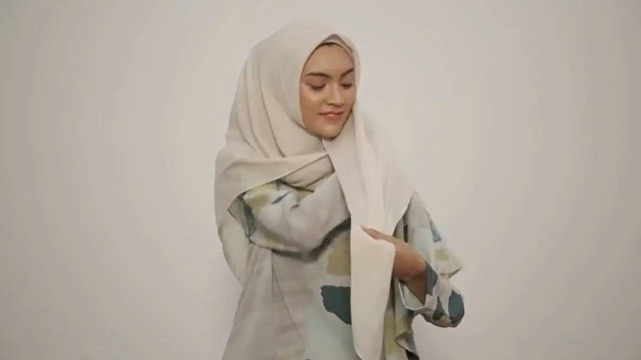 Tutorial hijab voal basic scarf untuk tampilan sehari-hari. (dok. tangkapan layar Vidio DreamID)