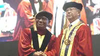 Dari ubi ungu dan bawang merah, ternyata bisa dikembangkan sebagai yoghurt berbahan dasar nabati, Prof. Adolf. Dari hasil temuan ini, Profesor Jan Nexson Parhusip, dosen Program Studi (Prodi) Teknologi Pangan UPH, resmi dikukuhkan sebagai Guru Besar Mikrobiologi Pangan.