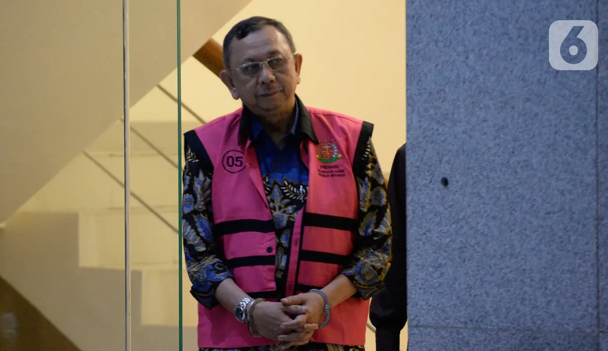 Mantan Direktur Utama PT Asuransi Jiwasraya Hendrisman Rahim meninggalkan gedung KPK usai pemeriksaan, Senin (20/1/2020). Hendrisman Rahim yang merupakan tahanan Kejaksaan Agung diperiksa di KPK untuk kasus dugaan korupsi pengelolaan keuangan dan dana investasi Jiwasraya. (merdeka.com/Dwi Narwoko)