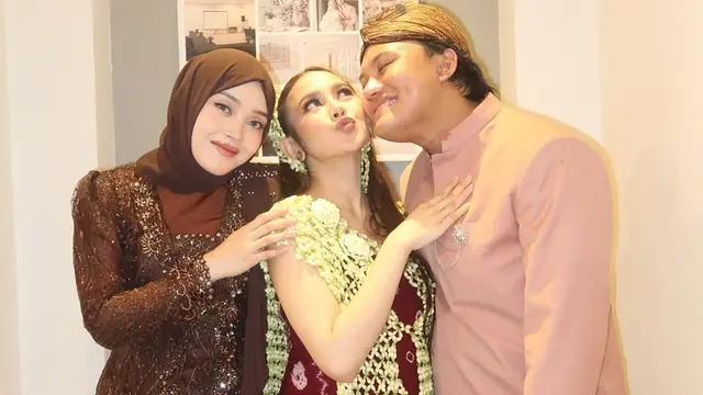 Potret Elegan Putri Delina dalam Balutan Kebaya Cokelat di 7 Bulanan Mahalini