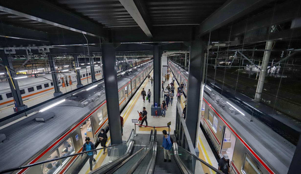 Untuk fasilitas bagi pengguna, tersedia tujuh lift, lima eskalator, lima belas gerbang tiket otomatis, ruang tunggu, musala, ruang laktasi, toilet umum, serta fasilitas ramah disabilitas. Tampak dalam foto, calon penumpang saat berada di Stasiun Rangkasbitung Ultimate, Lebak, Banten, Senin (24/11/2025) malam. (merdeka.com/Arie Basuki)