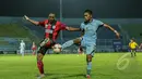Penyerang Persipura, Kone (tengah) mengontrol bola melawati hadangan pemain Persela Lamongan saat berlaga di SCM Cup 2015 di Stadion Kanjuruhan, Malang, Minggu (18/1/2015).  Persela unggul 1-0 atas Persipura.   (Liputan6.com/Faizal Fanani)