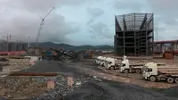Lokasi pembangunan pabrik di PT VDNI Kabupaten Konawe, Sulawesi Tenggara belum rampung menunggu kedatangan TKA China.(Liputan6.com/Ahmad Akbar Fua)