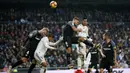 Gelandang Real Madrid, Casemiro, melepaskan tandukan kepala saat melawan Sevilla pada laga La Liga di Stadion Santiago Bernabeu, Sabtu (19/1). Real Madrid menang 2-0 atas Sevilla. (AP/Andrea Comas)