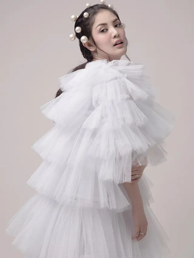 [Bintang] Sering Disindir Netizen, Baju Nindy Ayunda Ini Malah Jadi Pelopor Fashion Kim Kardashian, Rihanna dan Dua Lipa