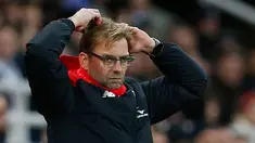 Pelatih Liverpool, Jurgen Klopp terlihat memegang kepalanya saat menyaksikan anak asuhannya bertanding melawan Newcastle United di Liga Inggris di Stadion St James Park, Inggris (6/12). Liverpool kalah 2-0 atas Newcastle. (Reuters/Lee Smith)