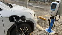 Pengisian daya mobil listrik di SPKLU. (Liputan6.com/Raden Trimutia Hatta)