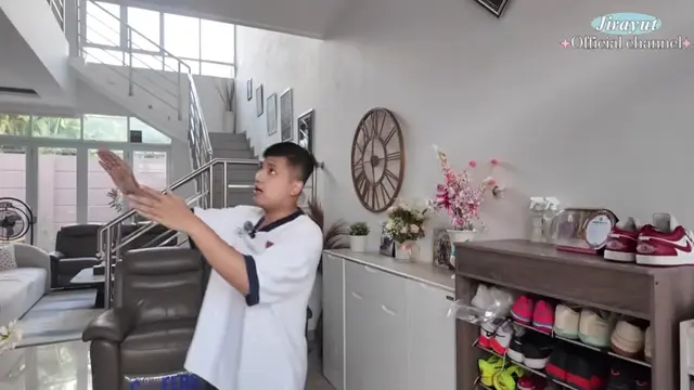 Potret rumah Jirayut di Indonesia (Foto: YouTube Jirayut Official Channel)