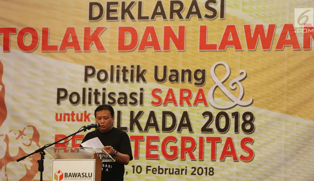 Ketua Bawaslu Abhan memberi sambutan saat Deklarasi Tolak dan Lawan Politik Uang dan Politisasi SARA untuk Pilkada 2018 Berintegritas di Jakarta, Sabtu (10/2). (Liputan6.com/Angga Yuniar)