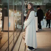 Sebagai pengguna hijab bukan halangan bagi Natasha Rizky untuk tampil stylish. Terlihat dari OOTD-nya liburan di Jepang yang tetap terlihat chic dengan busana santun [@natasharizkynew]