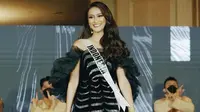 Gaun yang terinspirasi dari bunga Anggrek hitam ini menjadi salah satu gaun yang akan dikenakan Ayu Maulida pada ajang Miss Universe 2020. Penampilan dara 23 tahun ini dengan gaun untuk ajang Miss Universe 2020 pun jadi sorotan netizen. (Liputan6.com/IG/@ayumaulida97)