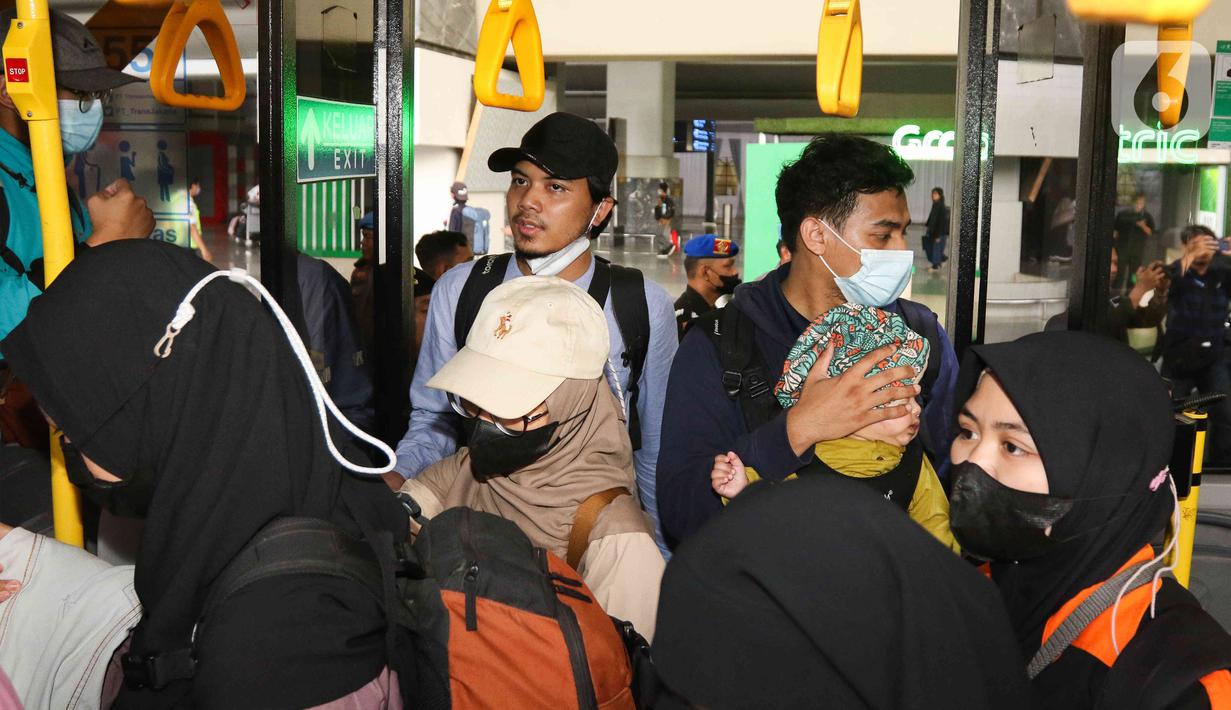 Sebanyak 385 warga negara Indonesia (WNI) telah tiba di Indonesia pada hari ini, Jumat (28/4/2023) sekitar pukul 05.46 WIB. (Liputan6.com/Herman Zakharia)