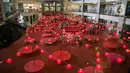 Berbagai hiasan berwarna merah hingga lampion menghiasi Mall Taman Anggrek, Jakarta, Kamis (28/1/2021). Hiasan tersebut dalam rangka memeriahkan perayaan Tahun Baru Imlek 2572 atau Tahun Kerbau Logam. (Liputan6.com/Faizal Fanani)