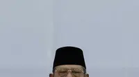 Ketua Umum Partai Demokrat Susilo Bambang Yudhoyono memanjatkan doa dalam acara malam kontemplasi di Pendopo Puri Cikeas, Bogor, Senin (9/9/2019). Acara ini digelar untuk memperingati HUT ke-18 Partai Demokrat, hari lahir SBY dan 100 hari kepergian Ani Yudhoyono. (Liputan6.com/Faizal Fanani)