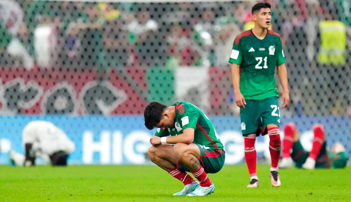 Reaksi pemain Meksiko Kevin Alvarez usai melawan Arab Saudi pada pertandingan sepak bola Grup C Piala Dunia 2022 di Stadion Lusail, Lusail, Qatar, 30 November 2022. Meksiko menang 2-1 tetapi gagal melaju ke babak 16 besar Piala Dunia 2022. (AP Photo/Manu Fernandez)