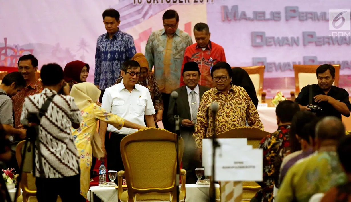 Ketua DPD, Oesman Sapta Odang (kanan) didampingi Menteri Hukum dan HAM Yasonna Laoly usai memukul gong sebagai tanda pembukaan rembuk nasional di Gedung Nusantara IV Komplek Parlemen, Senayan, Jakarta, Rabu (18/10). (Liputan6.com/Johan Tallo)