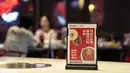 Sebuah pemberitahuan yang mempromosikan pengurangan limbah makanan diletakkan di atas meja restoran hot pot di Chengdu, Provinsi Sichuan, China, 7 September 2020. Banyak restoran hot pot di Chengdu mengampanyekan untuk mengurangi limbah makanan. (Xinhua/Li Mengxin)