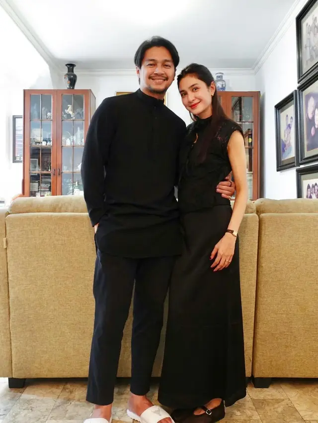 6 Potret Penampilan Mikha Tambayong Ikut Rayakan Lebaran Bareng Deva Mahenra
