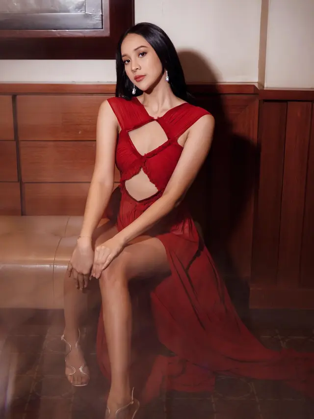 7 Gaya Anya Geraldine di Gala Premier Film Baru Bersama Reza Rahadian