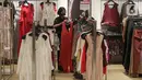 Pramuniaga merapikan baju pada bazar permanen Red Hot Deals di SOGO departement Store Lippo Mall Puri, Jakarta (24/04/2021). Bazar yang digelar selama bulan suci Ramadan melengkapi beragam produk fashion hingga home dari brands ternama dengan harga terjangkau. (Liputan6.com/Fery Pradolo)