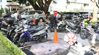 Lokasi kejadian sepeda motor yang meledak di parkiran Kemlu, Jakarta, Rabu (7/8/2019). Ledakan motor tersebut di duga akibat konsleting. alam kejadian tersebut beberapa motor ikut terbakar akibat terparkir bersebelahan. (Liputan6.com/Angga Yuniar)