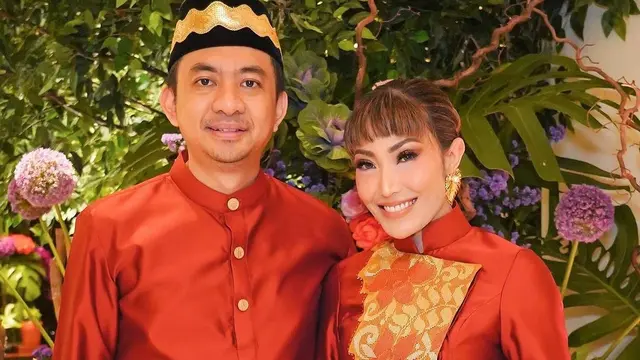 Ayu Dewi dengan busana tradisional (Instagram/mrsayudewi)