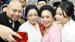 Momen lain tepat pada tanggal 1 Oktober 2024, saat pelantikan anggota DPR-RI periode 2024-2029, Titiek juga berfoto bersama Puan Maharani beserta putrinya Pinka Haprani. Mereka selfie dengan kamera yang dipegang oleh Didit Hediprasetyo. (Liputan6.com/IG/@titieksoeharto)