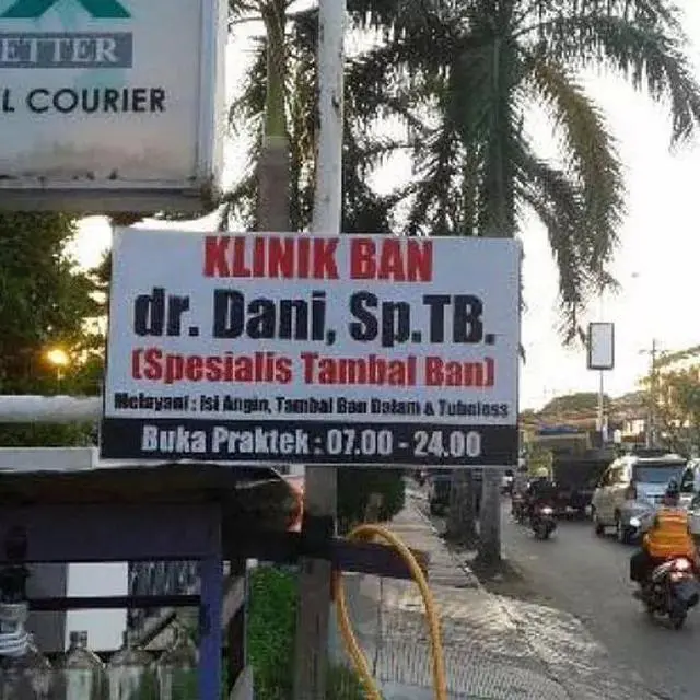 6 Spanduk 'Klinik Ban' Ini Absurd Banget, Bak Praktek Dokter