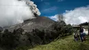 Warga saat melihat letusan Turrialba yang memuntahkan abu vulkanik saat erupsi, terlihat dari Cartago, 35 km dari San Jose, Kosta Rika (6/1). (AFP Photo/Ezequiel Becerra)