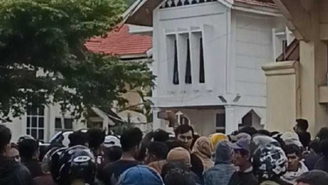 Korban Banjir di Aceh Tengah Geruduk Kantor Bupati: Sebutir Beras pun Kami Belum Terima