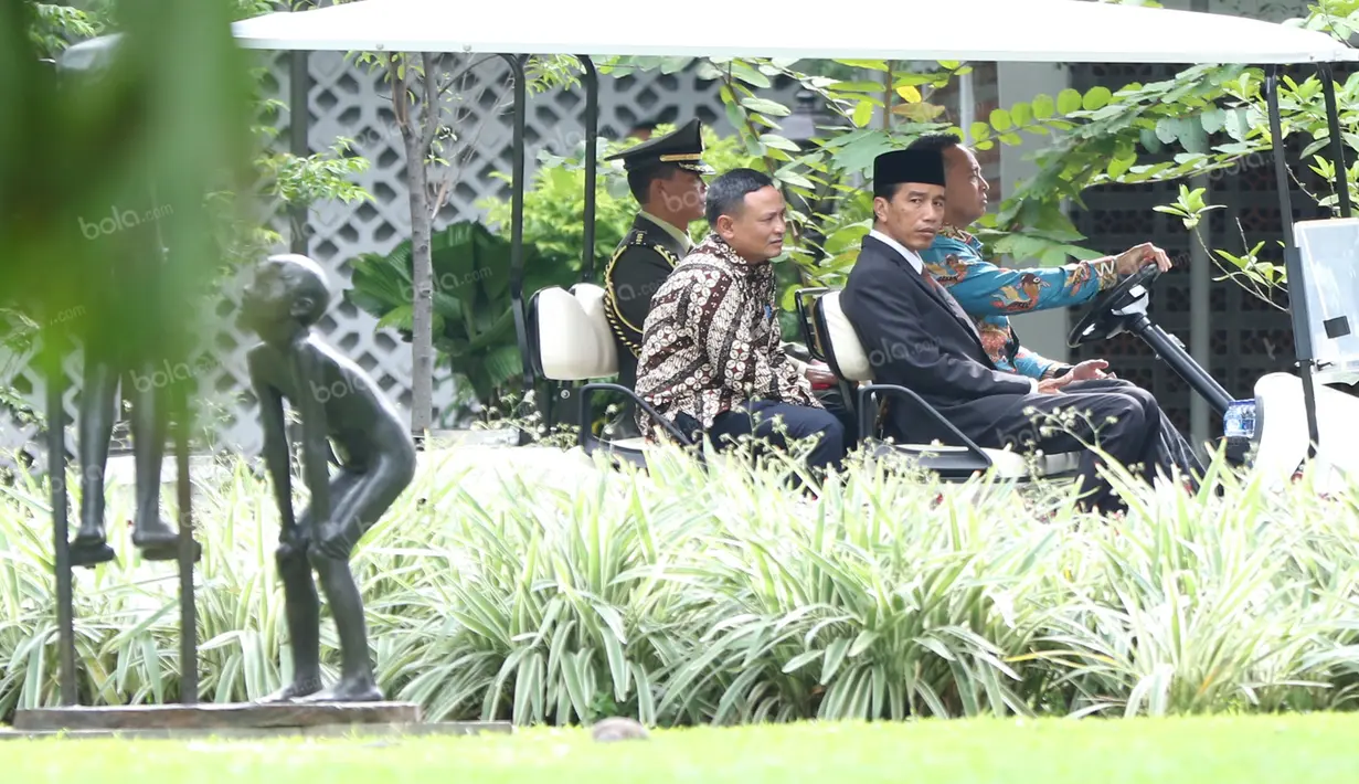 Prsiden Republik Indonesia, Joko Widodo usai bertemu dengan Pengurus Klub dan Asprov di Istana Merdeka, Jakarta, Jumat(15/4/2015). (Bola.com/Nicklas Hanoatubun)