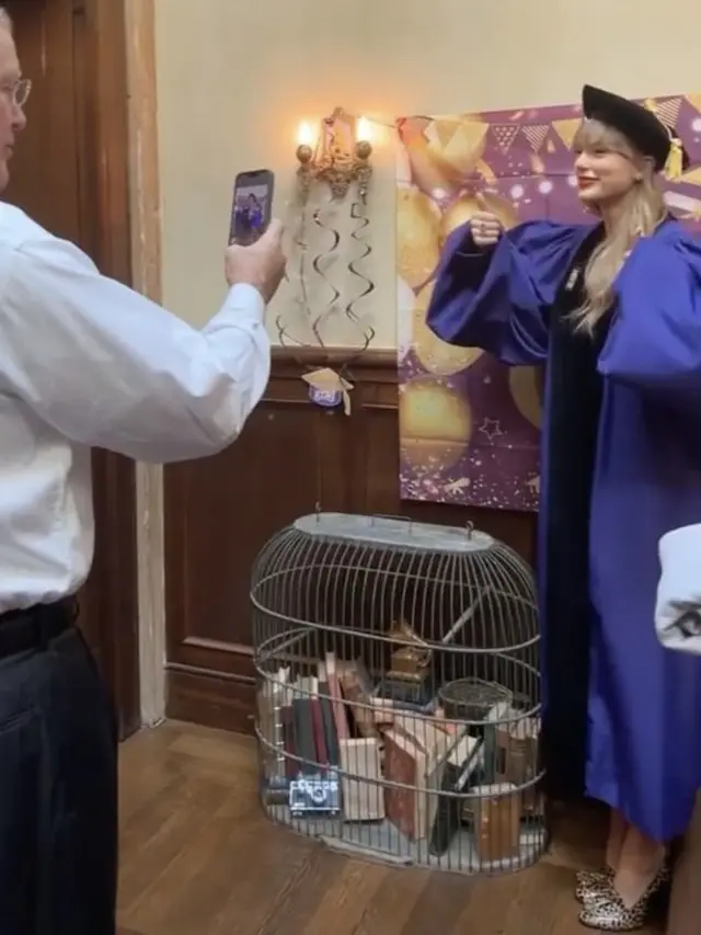 Taylor Swift Kenakan Toga Saat Menerima Gelar Doktor Kehormatan dari New York University, credit: Instagram @taylorswift