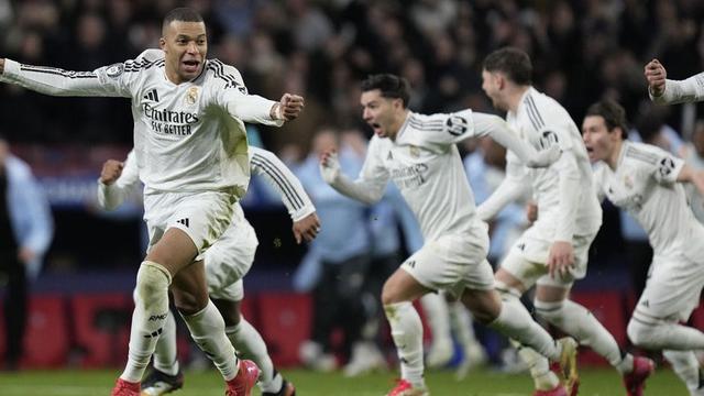 Kylian Mbappe dan para pemain Real Madrid merayakan kemenangan atas Atletico Madrid di Liga Champions 2024/2025 (c) AP Photo/Bernat Armangue