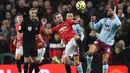 Gelandang Manchester United, Juan Mata, berebut bola dengan gelandang Aston Villa, Douglas Luiz, pada laga Premier League di Stadion Old Trafford, Manchester, Minggu (1/12). Kedua klub bermain imbang 2-2. (AFP/Oli Scarff)