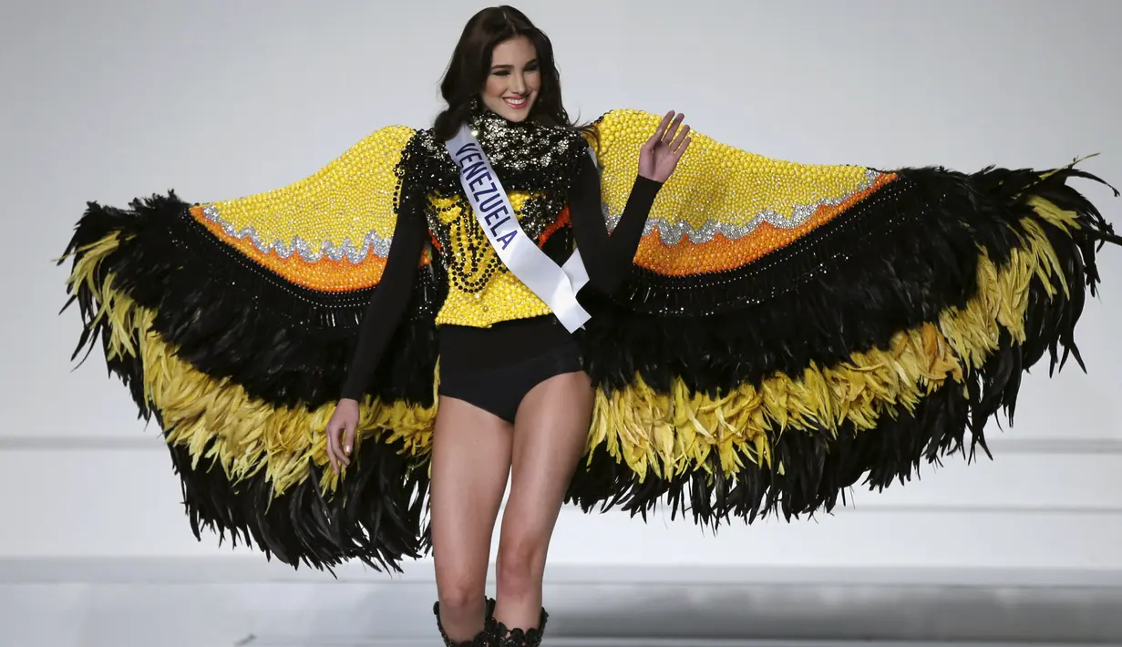 Edymar Martinez berpose mengenakan kostum bertema nasional saat mengikuti Miss International 2015 di Tokyo, Jepang, Kamis (5/11/2015).  Martinez memenangkan gelar Miss International 2015 ke-55 ini. (REUTERS/Toru Hanai)