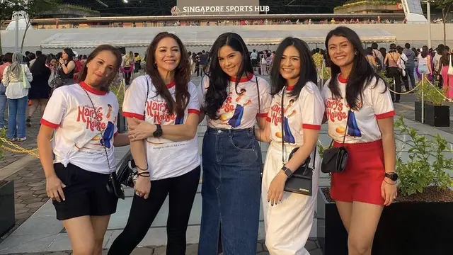 Gaya Annisa Pohan dan Sang Putri saat nonton konser Harry Styles di Singapura, credit: Instagram  (@annisayudhoyono)