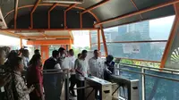 Penjabat (Pj) Gubernur DKI Jakarta Heru Budi Hartono meresmikan Skywalk Kebayoran Lama, Jakarta Selatan yang menghubungkan stasiun Kereta Rel Listrik (KRL) dan Halte Transjakarta Velbak,