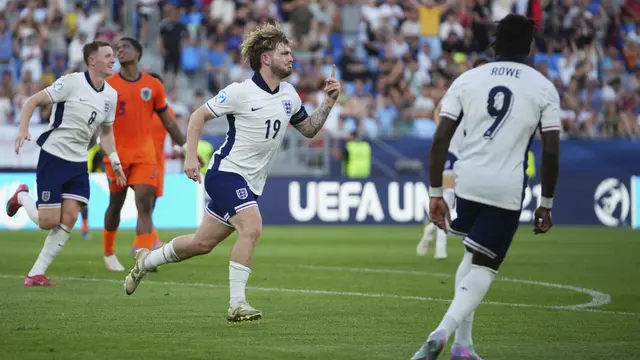 Harvey Elliott merayakan golnya di laga Inggris U-21 vs Belanda U-21 di Semifinal Euro U-21 2025 di Tehelne Pole Stadium, Rabu (25/06/2025). (AP Photo/Petr David Josek)