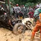 Sebelumnya, empat orang warga yang sedang melintasi jalur Riau - Sumbar meninggal dunia akibat longsor. (Liputan6.com/M Syukur)