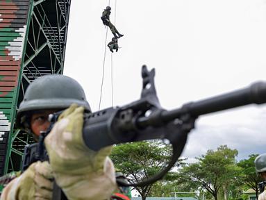 Prajurit TNI dari Batalyon Infanteri Raider berpartisipasi dalam latihan perang gerilya di pangkalan mereka di Banda Aceh, provinsi Aceh, 30 April 2019.  Prajurit batalion raider dilatih  untuk siap melakukan berbagai operasi khusus dan penugasan mendadak. (CHAIDEER MAHYUDDIN / AFP)