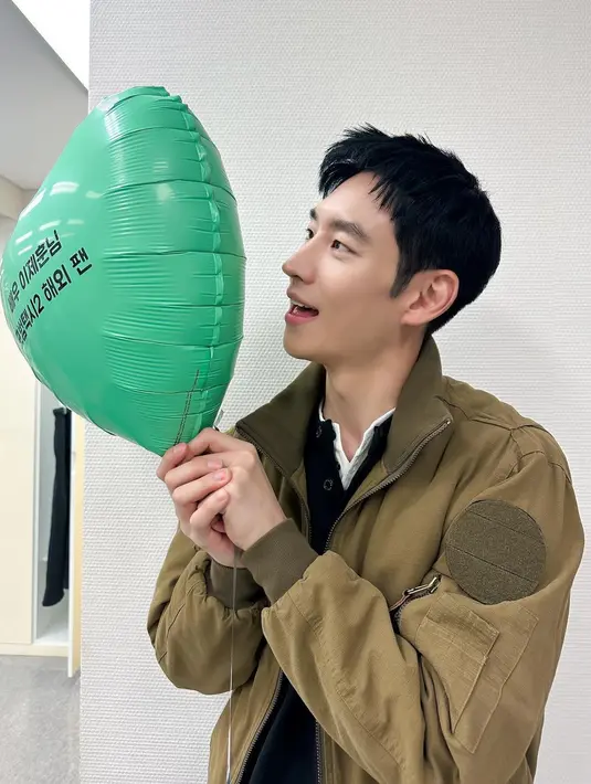 Lee Je Hoon juga mengucapkan terima kasih menggunakan bahasa Indonesia. "Terima kasih banyak," tulisnya. [Foto: Instagram/ leejehoon_official]