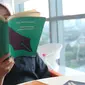 Buku Tata Bahasa Melayu Betawi. (Liputan6.com/Fatkhur Rozaq)