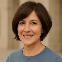 Model Rambut Bob Nungging Pendek untuk Ibu-ibu Usia 50 Tahun (created by AI)