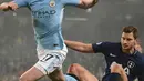 Pemain Manchester City, Kevin De Bruyne (kiri) jatuh saat diadang pemain Tottenham Hotspur,  Jan Vertonghen pada lanjutan Premier League di Etihad Stadium, Manchester, (16/12/2017). Manchester City menang 4-1. (AFP/Paul Ellis)